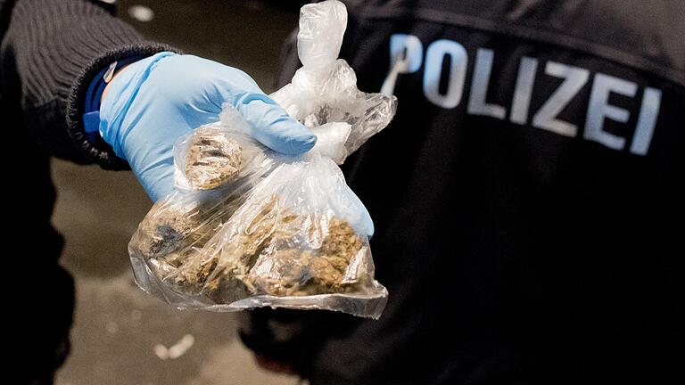 Bewaffnetes Handeltreiben mit Marihuana (Symboldild), Haschisch und Amphetamin wird einem Schweinfurter und seiner Mitbewohnerin vor dem Landgericht vorgeworfen. Beide schweigen dazu. Bewaffnetes Handeltreiben mit Marihuana (Symboldild), Haschisch und Amphetamin wird einem Schweinfurter und seiner Mitbewohnerin vor dem Landgericht vorgeworfen. Beide schweigen dazu.