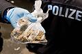 Bewaffnetes Handeltreiben mit Marihuana (Symboldild), Haschisch und Amphetamin wird einem Schweinfurter und seiner Mitbewohnerin vor dem Landgericht vorgeworfen. Beide schweigen dazu.