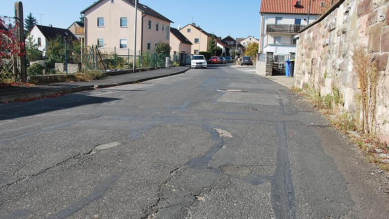 Mehrere schwere Wassserrohrbrüche haben es gezeigt: Die Weinbergstraße in Rimpar ist dringend sanierungsbedürftig.