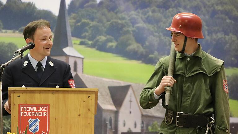 Eine humorvolle Feuerwehr-Modenschau mit Schutzausrüstung aus verschiedenen Jahrzehnten gab es beim Kommersabend in Oberbach. - Eine humorvolle Feuerwehr-Modenschau mit Schutzausrüstung aus verschiedenen Jahrzehnten gab es beim Kommersabend in Oberbach. Eine humorvolle Feuerwehr-Modenschau mit Schutzausrüstung aus verschiedenen Jahrzehnten gab es beim Kommersabend in Oberbach. - Eine humorvolle Feuerwehr-Modenschau mit Schutzausrüstung aus verschiedenen Jahrzehnten gab es beim Kommersabend in Oberbach.