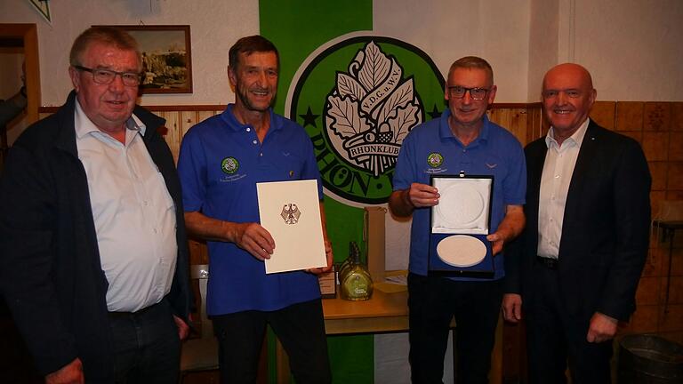 Auf dem Foto von links: Bürgermeister Friedolin Link, 1. Vorsitzender Konrad Rothaug, 2. Vorsitzender Christoph Büchs, Landrat Thomas Habermann.