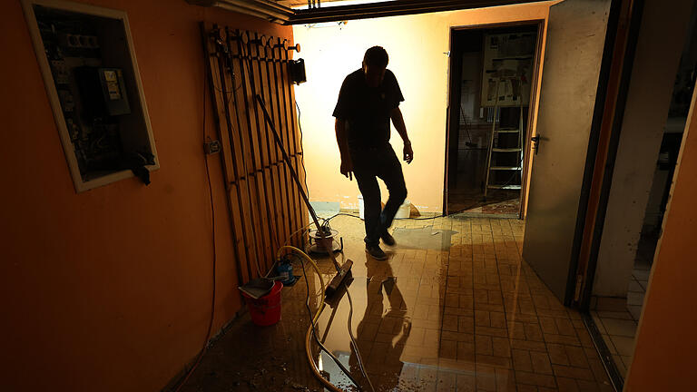 Hochwasser in Bayern - Aufräumarbeiten.jpeg       -  Das Wasser kann auf verschiedenen Wegen ins Haus kommen. Wenn nur eine Lücke da ist, helfen alle anderen Absicherungen nicht mehr.