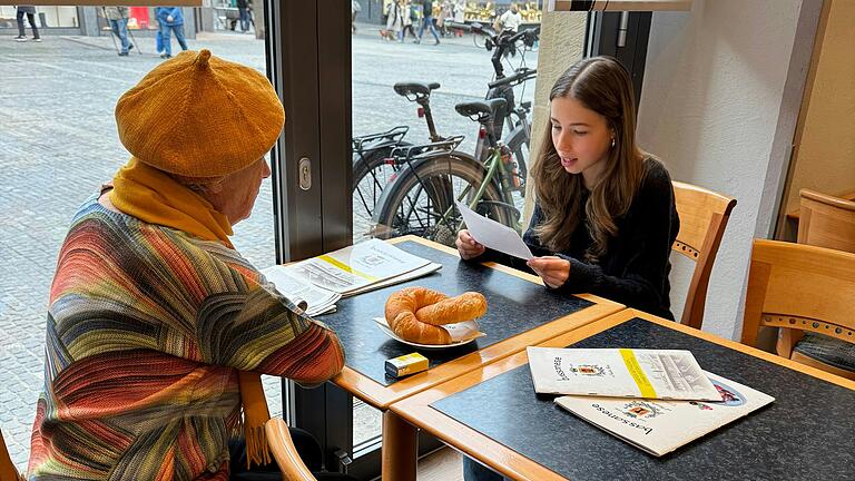 Zina Gramlich liest im Domcafe verschiedene Märchen vor.