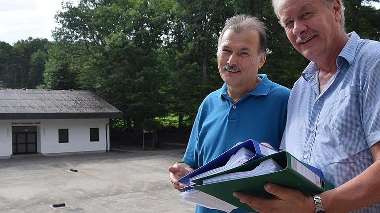 Noch präsentiert sich der Zuschauerbereich an der Freilichtbühne Sömmersdorf ohne Dach. Doch die Vorsitzenden des Passionsspielvereins, Robert König (links) und Norbert Mergenthal (rechts), rechnen mit dem Aufbau des Stahlgerüsts bis Frühjahr 2018.