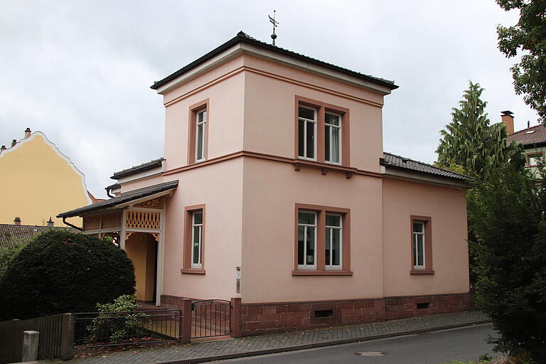 Das Anwesen in der Anlagestraße 15: eine gewisse Ähnlichkeit mit der Villa Bock in Sendelbach ist nicht zu verkennen. Das Anwesen in der Anlagestraße 15: eine gewisse Ähnlichkeit mit der Villa Bock in Sendelbach ist nicht zu verkennen.