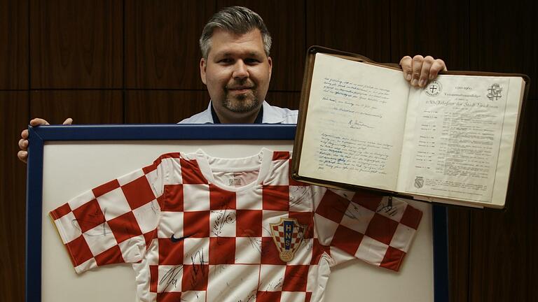 Michael Worschech von der Stadtverwaltung mit dem ersten Goldenen Buch und dem handsignierten Trikot der Kroaten von der WM 2006. Foto: Steffen Standke       -  Michael Worschech von der Stadtverwaltung mit dem ersten Goldenen Buch und dem handsignierten Trikot der Kroaten von der WM 2006. Foto: Steffen Standke