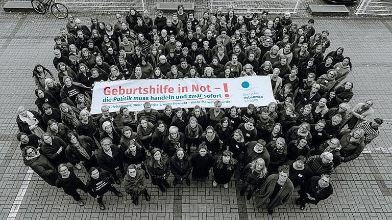 Die Politik muss handeln, fordern die Hebammen bei der Bundesdelegiertentagung des Deutschen Hebammenverbands (DHV) diese Woche in Berlin. An der Tagung und Protestaktion nahm auch Rhön-Grabfelds Kreissprecherin, Christine Gröschel, teil (ganz links außen, Dritte von vorne).