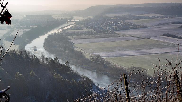 Der&nbsp;Terroir-F-Aussichtspunkt in Karlstadt-Stetten an einem kalten Wintermorgen: Laut Anni Büttner hat man von hier aus den schönsten Blick auf Himmelstadt.