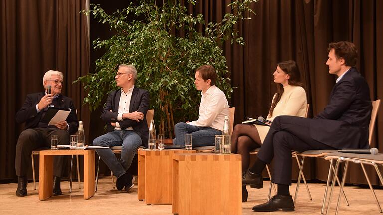 Eine Podiumsdiskussion mit (von links) dem Bad Neustädter Unternehmer Hubert Büchs, Hessens Wirtschaftsminister Tarek Al-Wazir, dem Abgeordneten Heiko Knopf, Silvia Hennig von 'Neuland21' und Ludwig Hartmann, Fraktionsvorsitzender der Grünen im bayerischen Landtag, bildete den Abschluss eines Arbeitstreffens des Bundesverbands von Bündnis 90/Die Grünen in Oberelsbach. Eine Podiumsdiskussion mit (von links) dem Bad Neustädter Unternehmer Hubert Büchs, Hessens Wirtschaftsminister Tarek Al-Wazir, dem Abgeordneten Heiko Knopf, Silvia Hennig von 'Neuland21' und Ludwig Hartmann, Fraktionsvorsitzender der Grünen im bayerischen Landtag, bildete den Abschluss eines Arbeitstreffens des Bundesverbands von Bündnis 90/Die Grünen in Oberelsbach.