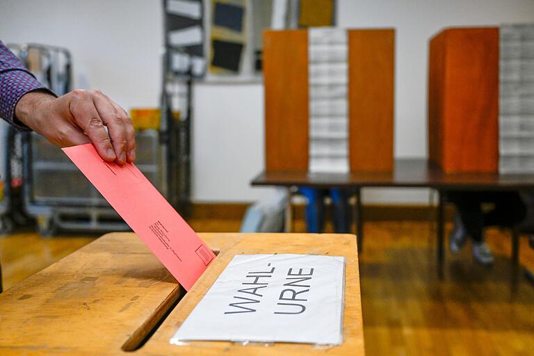 Viele Kommunen stellen für die Briefwahl eigens Wahlkabinen auf. Das Bild entstand vor der Europawahl im Rathaus der Stadt Würzburg. Viele Kommunen stellen für die Briefwahl eigens Wahlkabinen auf. Das Bild entstand vor der Europawahl im Rathaus der Stadt Würzburg.