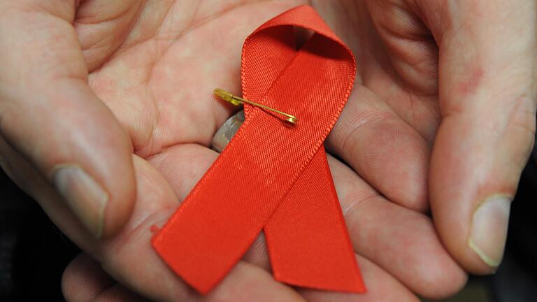 Das weltweit Symbol im Kampf gegen Aids und ein Symbol der Solidarität: die rote Schleife.