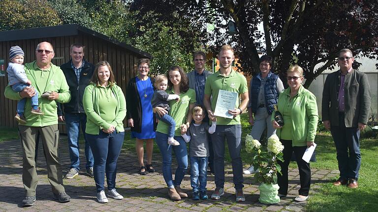 Der Jungunternehmer-Preis im Wettbewerb 'Agra Familie 2021' ging an Familie Hückl aus Fladungen. Unsere Bild zeigt (von rechts) BBV-Bezirkspräsident Stefan Köhler, Rosi Reinhardt, Kreisbäuerin Margit Ziegler, Preisträger Christian Hückl mit Sohn Lenny, BBV-Kreisobermann Mathias Klöffel, Anabell Hückl mit Tochter Jule, Bezirksbäuerin Maria Hoßmann, Christiane Hückl, Fladungens stellvertretender Bürgermeister Pius Müller und Bernd Hückl mit Enkel Moritz.