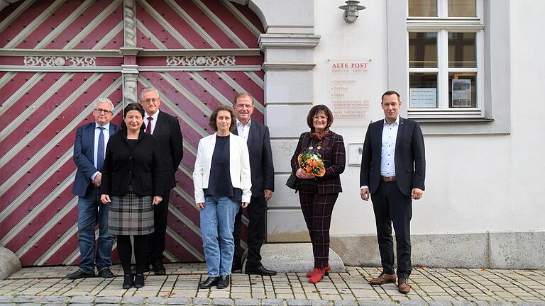 40 Jahre Forschungsstelle für fränkische Volksmusik. Da feiern auch (von links) die Vertreter der Bezirksheimatpflege, Dr. Klaus Reder (Unterfranken),&nbsp; Julia Krieger (Mittelfranken), Dr. Günter Dippold (Oberfranken), Leiterin Dr. Heidi Christ, Bezirkstagspräsident Erwin Dotzel (Unterfranken), die stellvertretende Bezirkstagspräsidentin Christa Naaß und Bezirkstagspräsident Armin Kroder (beide Mittelfranken) mit.