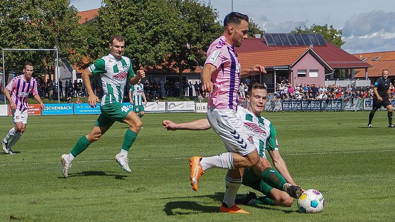 Timo Pitter (links), hier im Duell mit Christoph Szili vom SV Schalding-Heining, erzielte zu Beginn der zweiten Halbzeit das vorentscheidende 2:0 für den TSV Aubstadt.