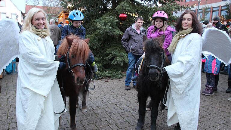 Von Engeln begleitet dürfen die Kleinsten bei der Thüngener GlühWeihnacht rund um den Planplatz reiten.