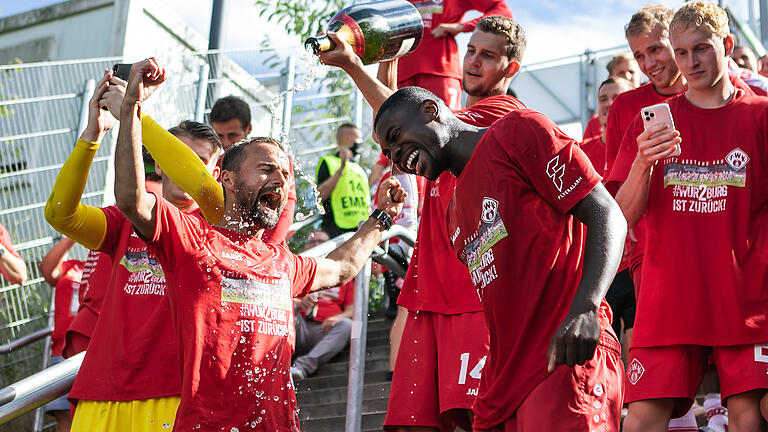Die Würzburger Kickers feiern am Dallenbergbad Parkplatz mit den Fans den Aufstieg in die 2. Bundesliga am Samstag 04.07.20. in Würzburg.