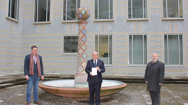Bei der Übergabe des aktuellen Versuchsberichts „Integrierter Pflanzenbau“ (von rechts): Harald Blankart, Behördenleiter des Amtes für Ernährung, Landwirtschaft und Forsten in Würzburg, Regierungspräsident Eugen Ehmann und Jürgen Dietrich, 1. Vorsitzender des Erzeugerrings für landwirtschaftliche pflanzliche Qualitätsprodukte e.V., Würzburg. Bei der Übergabe des aktuellen Versuchsberichts „Integrierter Pflanzenbau“ (von rechts): Harald Blankart, Behördenleiter des Amtes für Ernährung, Landwirtschaft und Forsten in Würzburg, Regierungspräsident Eugen Ehmann und Jürgen Dietrich, 1. Vorsitzender des Erzeugerrings für landwirtschaftliche pflanzliche Qualitätsprodukte e.V., Würzburg.