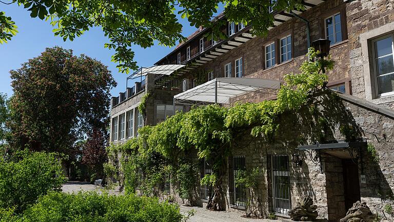 Otmar F. wurde vorgeworfen, dass durch den Ankauf eines Kunstwerkes einem Künstlerpaar die Anschaffung des Erbachshofes in Eisingen (Lkr. Würzburg) erleichtert worden sei. Das Landesarbeitsgericht Nürnberg sprach den ehemaligen SBW-Geschäftsführer von diesem Vorwurf frei. Otmar F. wurde vorgeworfen, dass durch den Ankauf eines Kunstwerkes einem Künstlerpaar die Anschaffung des Erbachshofes in Eisingen (Lkr. Würzburg) erleichtert worden sei. Das Landesarbeitsgericht Nürnberg sprach den ehemaligen SBW-Geschäftsführer von diesem Vorwurf frei.