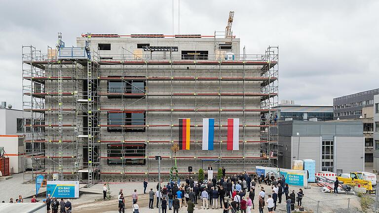 Am 11. Juli wurde das Richtfest für den Neubau des Chemie-Zentralbaus der Julius-Maximilians-Universität Würzburg am Hubland gefeiert. Am 11. Juli wurde das Richtfest für den Neubau des Chemie-Zentralbaus der Julius-Maximilians-Universität Würzburg am Hubland gefeiert.