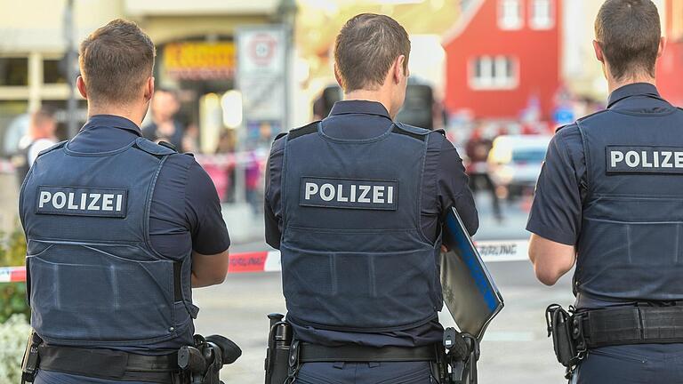 Es gibt einen Anspruch von Presse und Öffentlichkeit, den Grund für Polizeieinsätze zu erfahren. Das Foto entstand bei einem Einsatz in Würzburg-Heidingsfeld im Oktober 2022 nach einer Bombendrohung in der Sparkasse.&nbsp;