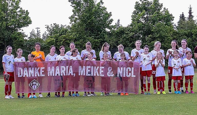 Vor dem Pokal-Finale verabschiedeten die Mitspielerinnen mit einem Transparent Maria Pfau, Meike Bohn und Nicole Kreußer. Vor dem Pokal-Finale verabschiedeten die Mitspielerinnen mit einem Transparent Maria Pfau, Meike Bohn und Nicole Kreußer.
