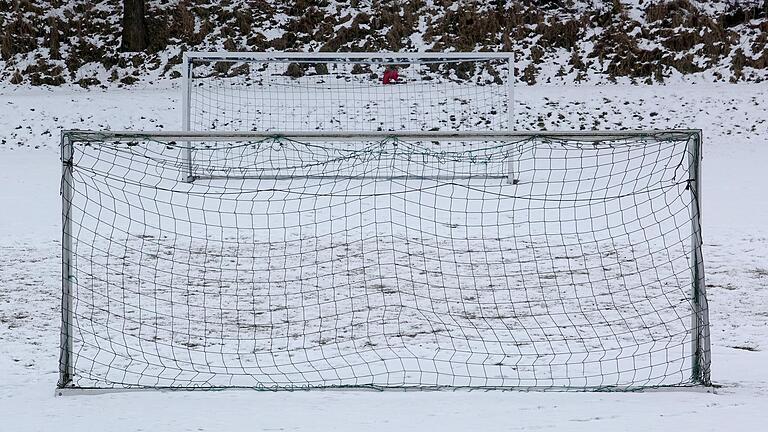 Fußballtore stehen auf einem schneebedeckten Fußballplatz (Symbolfoto). Fußballtore stehen auf einem schneebedeckten Fußballplatz (Symbolfoto).
