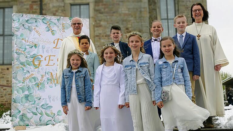 Du gehst mit - Unter diesem Motto feierten vier Mädchen und vier Jungen aus Frankenheim und Oberweißenbrunn vor kurzem ihre erste heilige Kommunion. Es war, Dank erneutem Schneefall, ein wortwörtlicher “weißer Sonntag“. Ein großes Dankeschön geht an Pfarrer Manfred Endres und Gemeindereferentin Regina Bühner für die tolle Vorbereitungszeit und einen gelungenen, in Erinnerung bleibenden Gottesdienst. Natürlich auch an alle die diesen besonderen Tag mitgestaltet und mitgefeiert haben. Im Bild die Kommunionkinder (von links, oben) Emil Geis, Timon Emmerling, Rafael Faulstich, Finn Martin; (unten) Ariane Johnson, Sina Zachmann, Anni Fellenstein, Pauline Holzheimer. Du gehst mit - Unter diesem Motto feierten vier Mädchen und vier Jungen aus Frankenheim und Oberweißenbrunn vor kurzem ihre erste heilige Kommunion. Es war, Dank erneutem Schneefall, ein wortwörtlicher “weißer Sonntag“. Ein großes Dankeschön geht an Pfarrer Manfred Endres und Gemeindereferentin Regina Bühner für die tolle Vorbereitungszeit und einen gelungenen, in Erinnerung bleibenden Gottesdienst. Natürlich auch an alle die diesen besonderen Tag mitgestaltet und mitgefeiert haben. Im Bild die Kommunionkinder (von links, oben) Emil Geis, Timon Emmerling, Rafael Faulstich, Finn Martin; (unten) Ariane Johnson, Sina Zachmann, Anni Fellenstein, Pauline Holzheimer.