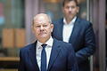 Gremiensitzungen der Bundesparteien.jpeg       -  Bundeskanzler Olaf Scholz, SPD-Chef Lars Klingbeil: Mittelweg mit geballter Faust in der Tasche.