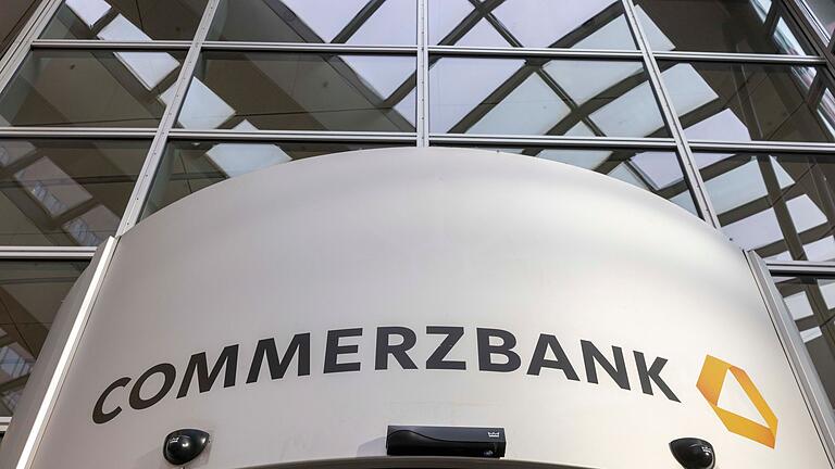 Commerzbank - Die Commerzbank will effizienter werden und streicht Tausende Stellen (Archivbild) Commerzbank - Die Commerzbank will effizienter werden und streicht Tausende Stellen (Archivbild)