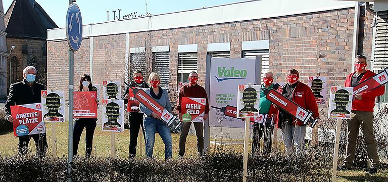 Stille protestierten (von links) Bürgermeister Jürgen Hennemann und Andreas Sticker, 2. Bevollmächtigter der IG Metall Bamberg sowie (4. und 5. von links) Betriebsratsvorsitzende Sonja Meister und Vertrauenskörperleiter Thomas Werner vor dem Werkstor. Stille protestierten (von links) Bürgermeister Jürgen Hennemann und Andreas Sticker, 2. Bevollmächtigter der IG Metall Bamberg sowie (4. und 5. von links) Betriebsratsvorsitzende Sonja Meister und Vertrauenskörperleiter Thomas Werner vor dem Werkstor. 