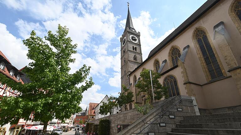Die Ochsenfurter Stadtpfarrkirche St. Andreas aus dem 13. Jahrhundert hütet ein seltenes Dokument, das an den Überfall des Ansbacher Markgrafen am Barbaratag des Jahrs 1440 erinnert.