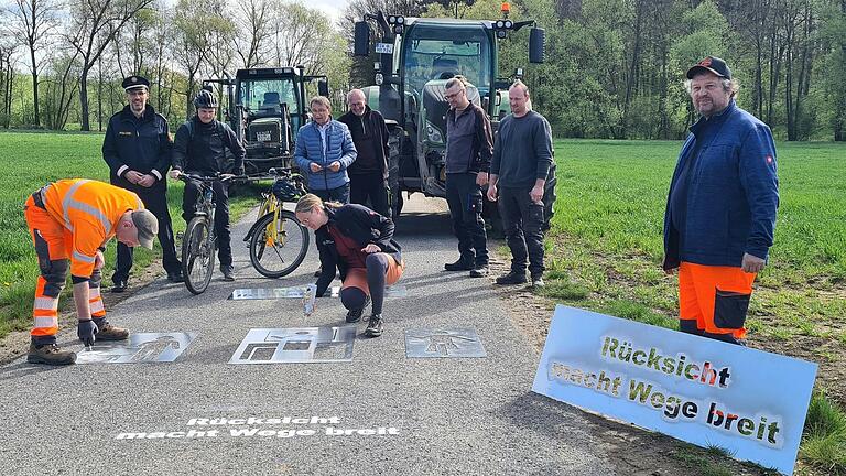 Bei Stadtlauringen wurden die ersten Piktogramme im Landkreis auf den Boden gesprüht: 'Rücksicht macht Wege breit'