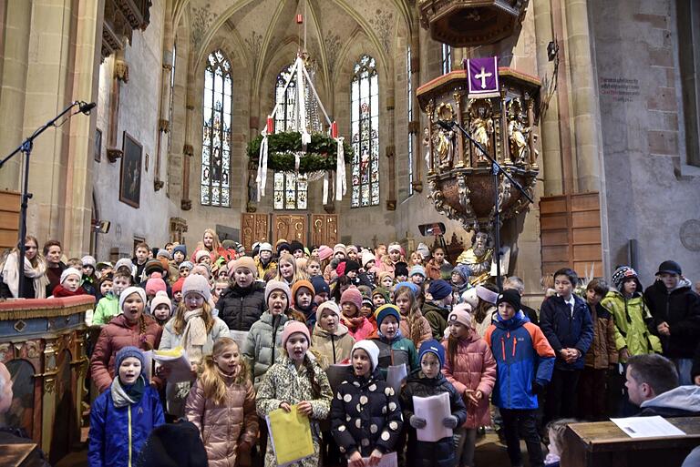 Mit viel Freude sangen die Kinder der Regiomontanus-Grundschule und des Kinderchores in der Marienkirche ihre Weihnachtslieder wofür sie von den Zuhörern viel Beifall erhielten Mit viel Freude sangen die Kinder der Regiomontanus-Grundschule und des Kinderchores in der Marienkirche ihre Weihnachtslieder wofür sie von den Zuhörern viel Beifall erhielten