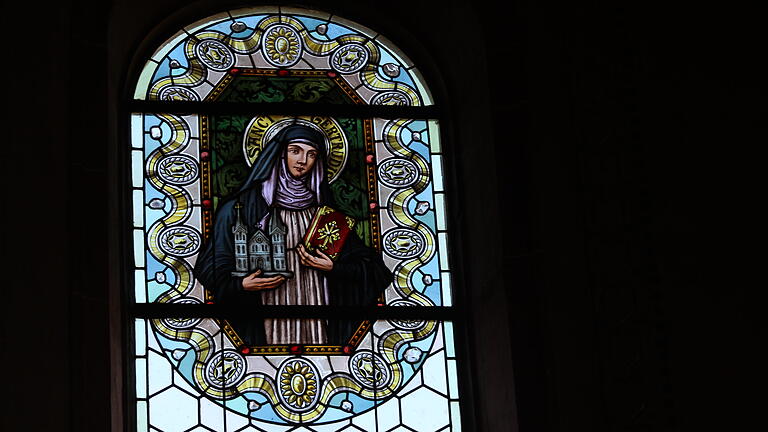 Darstellung der heiligen Gertraud in einem Kirchenfenster in Neustadt. Darstellung der heiligen Gertraud in einem Kirchenfenster in Neustadt.