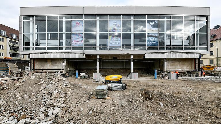 Das Mainfranken Theater in Würzburg wird umfangreich saniert. Die Kosten belaufen sich nach aktuellen Berechnungen auf rund 69 Millionen Euro. Im September 2018 haben die Arbeiten begonnen.