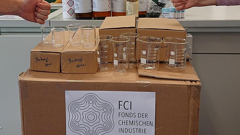 Die freudige Reaktion der Chemie-Fachschaft dokumentiert dieses Bild auf besondere Art und Weise. Auf Grund der aktuellen Abstandsvorschriften wurden nur die Hände mit ins Bild aufgenommen. Somit stehen die gespendeten Materialien im Mittelpunkt.