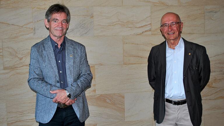 Der neue Präsident Wolfgang Schlegel (rechts) übernimmt das Ruder beim Lions-Schiff, Past-Präsident Bernd Knahn wünschte dazu gutes Gelingen.