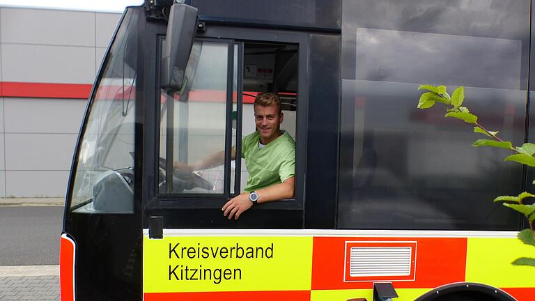 Der Impfbus des BRK Kitzingen ist im Landkreis Kitzingen unterwegs, um Impfwillige mobil gegen das Coronavirus zu impfen. David Möslein hat eine Doppelfunktion: er ist Busfahrer und Assistent des Arztes Der Impfbus des BRK Kitzingen ist im Landkreis Kitzingen unterwegs, um Impfwillige mobil gegen das Coronavirus zu impfen. David Möslein hat eine Doppelfunktion: er ist Busfahrer und Assistent des Arztes