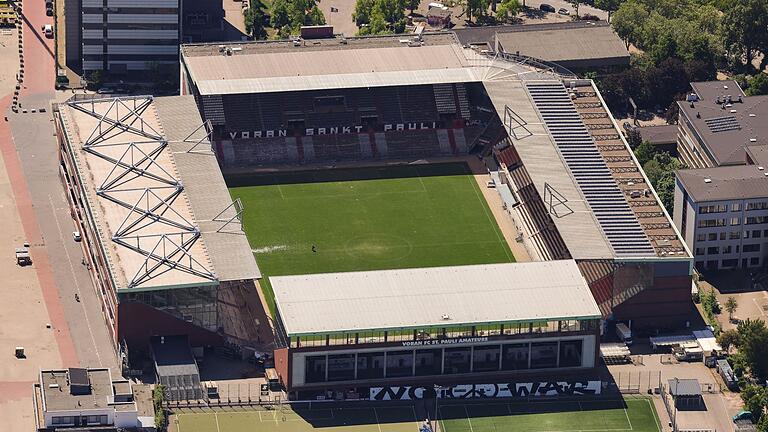 Millerntorstadion       -  Unbekannte haben ein Banner von einer Tribüne des Stadions entfernt.