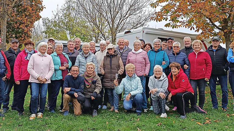 Der Wohnmobilstammtisch Bad Kissingen beim Saisonabschluss 2024 in Obereisenheim: In der Mitte die Organisatoren des Stammtisches Renate Deppisch (mit rosa Jacke) und Wolfgang Deppisch (links neben seiner Frau).       -  Der Wohnmobilstammtisch Bad Kissingen beim Saisonabschluss 2024 in Obereisenheim: In der Mitte die Organisatoren des Stammtisches Renate Deppisch (mit rosa Jacke) und Wolfgang Deppisch (links neben seiner Frau).