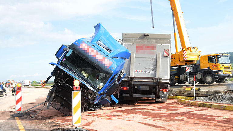 Auf der A 3 bei Geiselwind durchbrach ein Sattelzug die Mittelleitplanke und kollidierte mit einem weiteren Sattelzug im Gegenverkehr.