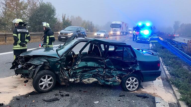 Solche Bilder sollen seltener werden, wenn Autofahrer vernünftiger fahren. In diesem Fall kollidierten auf der A70 zwei Autos und ein Lkw. Ursache: Nicht angepasste Geschwindigkeit.