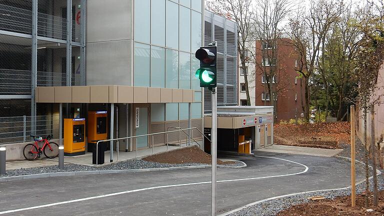 Das Parkhaus Mainberger Straße ist seit einigen Wochen für den Verkehr freigegeben. Die vom Behindertenbeirat bemängelten Punkte kann die Bauverwaltung nicht nachvollziehen und weist die Kritik mit deutlichen Worten zurück.