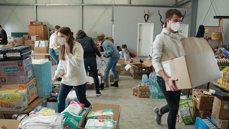 Emsig werden in der Halle im neuen Gewerbegebiet 'Hirschfeld' die vielen für die Ukraine eingehenden Spenden sortiert.