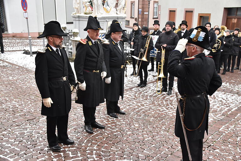 Oberleutnant Thomas Baumann meldet Hauptmann Thomas Hahmann (Mitte links) und den Zugführern Michael Heun (rechts) und Jochen Hummel die Personalstärke der Wehr.