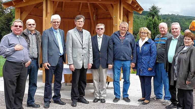 Architekten der Flurbereinigung: Der neue &bdquo;Treffpunkt in den Aspen&ldquo; in Mittelsinn soll zu einem Ort der Begegnung werden. Das Bild zeigt bei der Segnung und Übergabe (von links) Pfarrer Franz Malczyk, Rudi Klug (Teilnehmergemeinschaft), Walter Haimann und Horst Büttner (beide ALE), Bürgermeister Peter Paul und sein Amtsvorgänger Karl Kratz, Inge Klein (Fischer-Stiftung), Helmut Sachs, Werner Henning (Gartenbauverein) und Lektorin Helma Künstler.