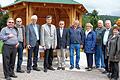 Architekten der Flurbereinigung: Der neue &bdquo;Treffpunkt in den Aspen&ldquo; in Mittelsinn soll zu einem Ort der Begegnung werden. Das Bild zeigt bei der Segnung und Übergabe (von links) Pfarrer Franz Malczyk, Rudi Klug (Teilnehmergemeinschaft), Walter Haimann und Horst Büttner (beide ALE), Bürgermeister Peter Paul und sein Amtsvorgänger Karl Kratz, Inge Klein (Fischer-Stiftung), Helmut Sachs, Werner Henning (Gartenbauverein) und Lektorin Helma Künstler.