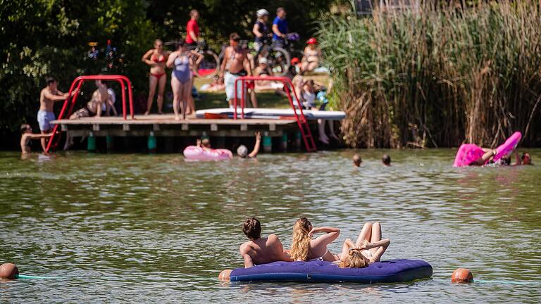 Bei den langersehnten sommerlichen Temperaturen zieht es viele Menschen an die Flüsse, Badeseen und in die Freibäder der Region.