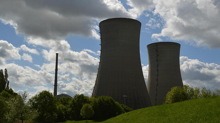 Sie sind weithin sichtbar, aber nur noch für wenige Jahre. Per Explosion sollen die Kühltürme des stillgelegten Atomkraftwerks Grafenrheinfeld in sich zusammenfallen.