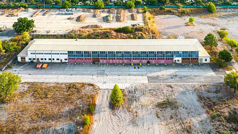 Luftbild der Panzerhalle 237 in der früheren Ledward Kaserne. Die Halle soll saniert werden und teilweise für Start-up-Unternehmen zur Verfügung stehen. Außerdem entsteht um sie herum der neue Bürgerpark.